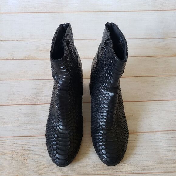 Steve Madden Crocodile Look Black Ankle Boots Booties Block Heel Women's Size 8M - Picture 3 of 15